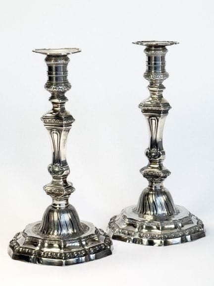 Paire de flambeaux en argent, à base chantournée e