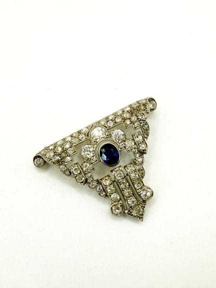Broche en platine repercé de motifs géométriques i