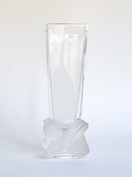 LALIQUE FRANCE
Vase rectangulaire en verre moulé p