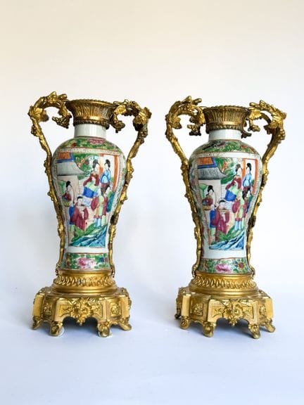 CHINE, Canton XIXe siècle 
Paire de vases d'appara