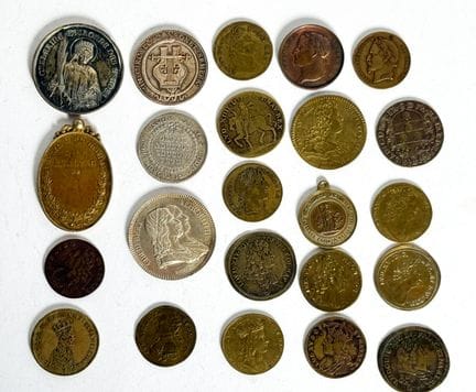Jetons et Médailles 
Lot de 23 objets en laiton, c