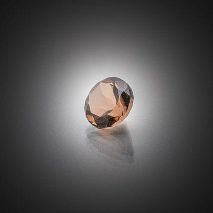 Runder Rauchquarz auf Papier. 
Gewicht: 1,99 ct