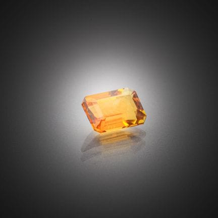 Citrine rectagulaire à pans coupés sur papier. 
Po