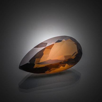 Quartz fumé poire sur papier.
Poids : 12,42 cts. P