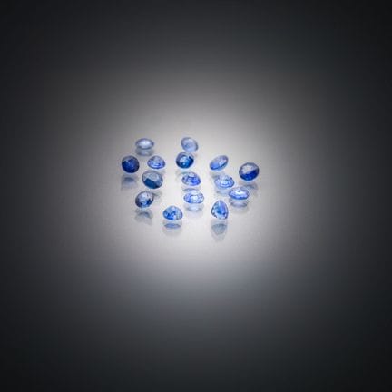 Lote de quince zafiros redondos sobre papel.
Peso: