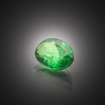 Tsavorita ovalada sobre papel. 
Peso: 1,14 ct