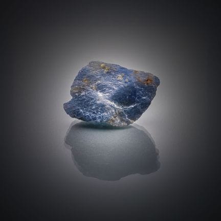 Saphir bleu brut sur papier.
Poids : 36,03 cts.
