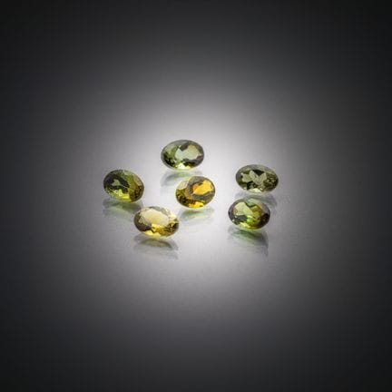 Lot de six tourmalines vertes ovales sur papier. 
