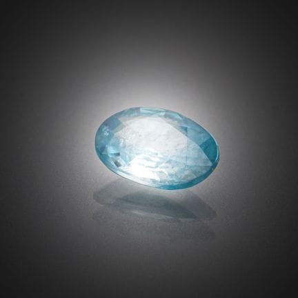 Zircon bleu ovale sur papier. 
Poids : 0,80 ct.