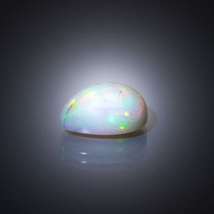 Opale poire cabochon sur papier. 
Poids : 2,26 cts
