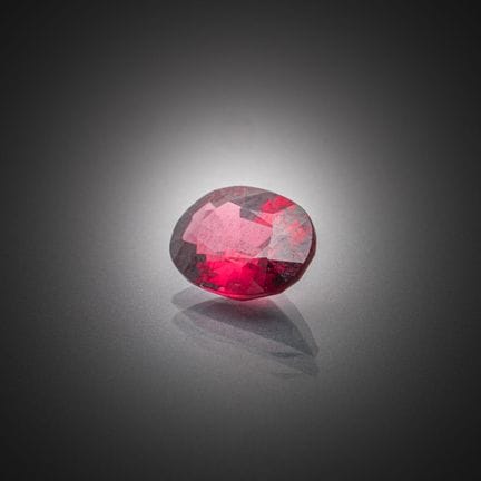 Granate rodolita de color rosa violáceo, de forma 