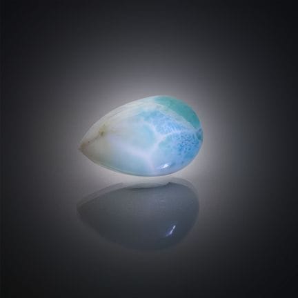 Larimar bleu poire cabochon sur papier.
Poids : 17
