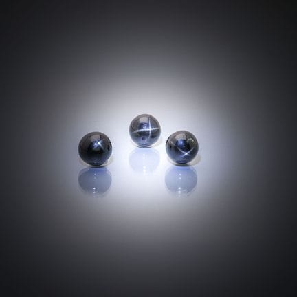 Lot de trois diopsides noirs étoilés à 4 rayons ro