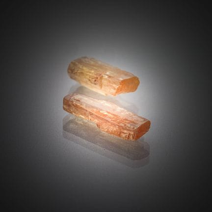 Lot de deux topazes impériales brutes sur papier. 