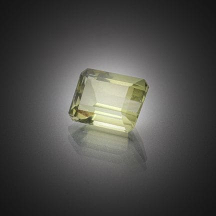 Prasiolite octogonale sur papier. 
Poids : 2,52 ct