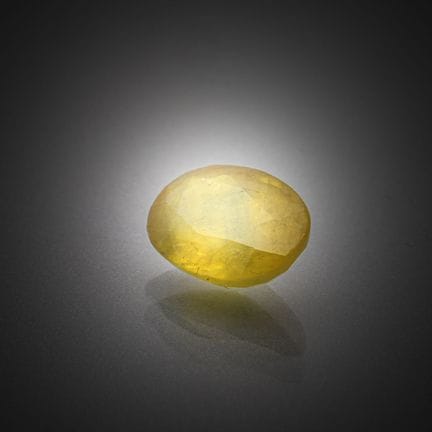 Zafiro amarillo ovalado sobre papel.
Peso: 1,40 ct