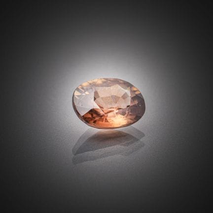 Zircon champagne ovale sur papier.
Poids : 2,51 ct