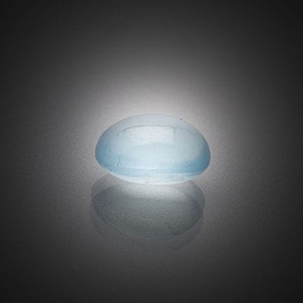 Aguamarina azul ovalada en forma de cabujón sobre 