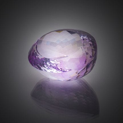 Améthyste ovale sur papier. 
Poids : 64,85 cts. Pu