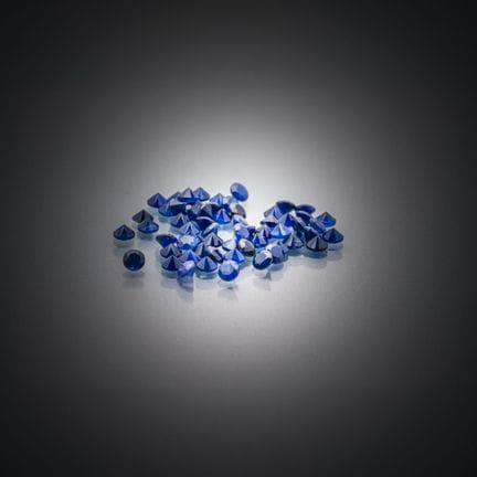 Lot de saphirs bleus ronds sur papier.
Environ 61 