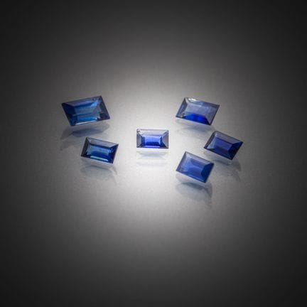 Lote de seis zafiros azules en talla baguette sobr