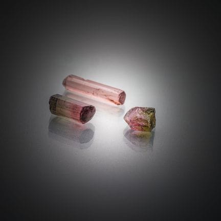Lot de trois tourmalines brutes (Watermelon) sur p