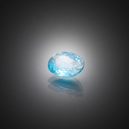 Circonita azul ovalada sobre papel.
Peso: 1,70 ct.