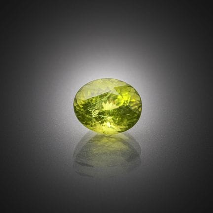 Peridoto verde ovalado sobre papel.
Peso: 1,51 ct.