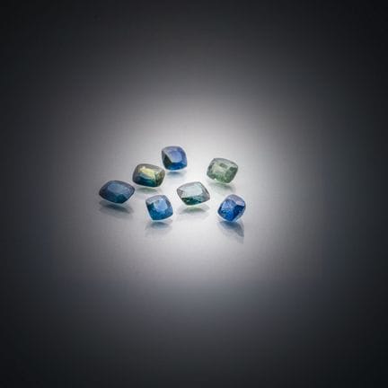 Lote de siete zafiros verde-azules de talla «cushi