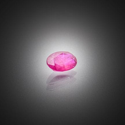 Rubí ovalado sobre papel. 
Peso: 0,49 ct