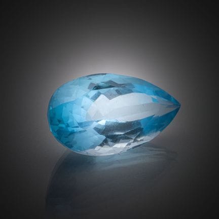 Topacio azul (Swiss Blue) en forma de pera sobre p
