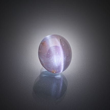 Scapolite grise œil-de-chat ovale cabochon sur pap