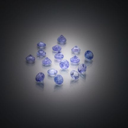 Set aus sechzehn runden, violettblauen Tansaniten 
