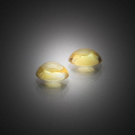 Appairage de saphirs jaunes ovales cabochons sur p