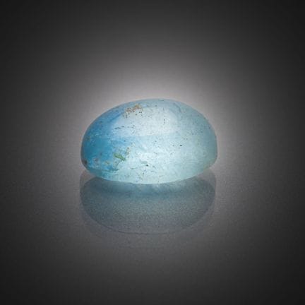 Aguamarina azul ovalada en forma de cabujón sobre 