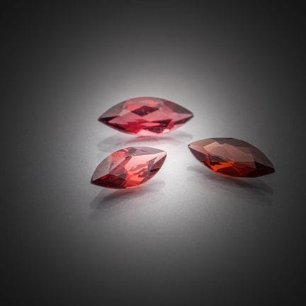 Lot de trois grenats rhodolite rose violacé marqui