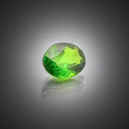 Diopsido verde ovalado sobre papel.
Peso: 1,24 ct.