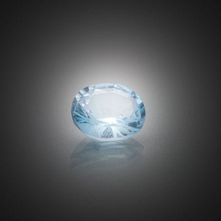Topacio azul ovalado sobre papel.
Peso: 2,05 quila