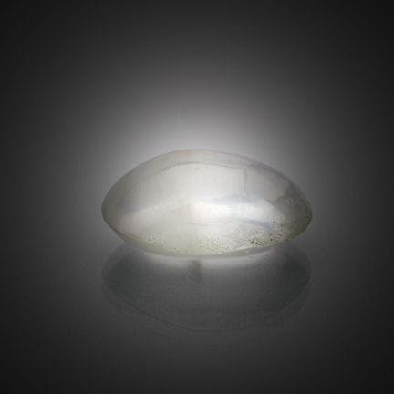 Cristal de roca con inclusiones, de forma ovalada 