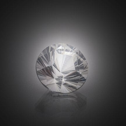 Cristal de roche rond sur papier. 
Poids : 9,47 ct