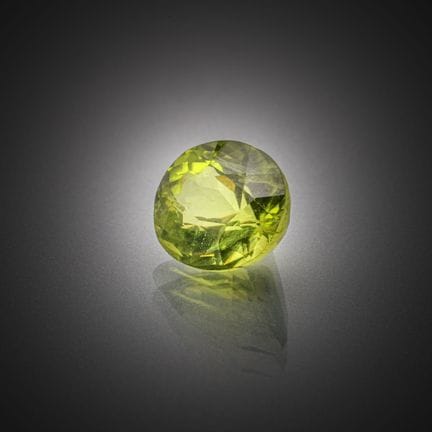 Peridoto ovalado sobre papel. 
Peso: 1,77 ct