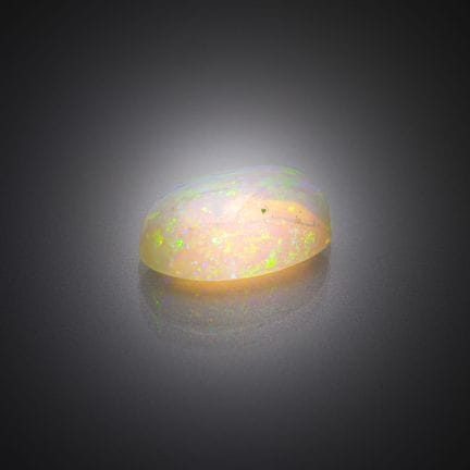Opale blanche ovale sur papier.
Poids : 2,19 cts.