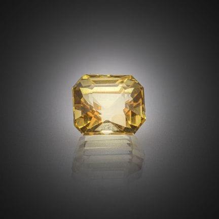 Scapolite jaune octogonale sur papier.
Poids : 4,1