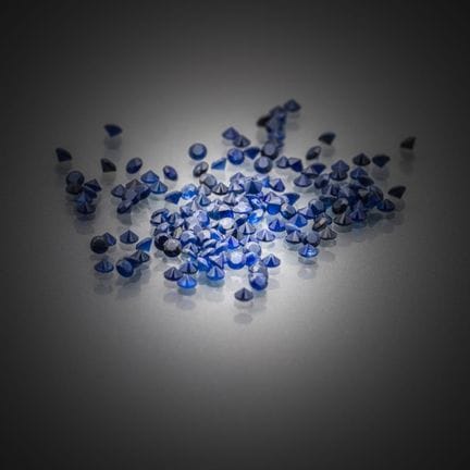 Lot de saphirs bleus ronds sur papier.
Environ 193
