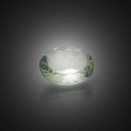 Prasiolite ovale sur papier. 
Poids : 3,51 cts. Pu