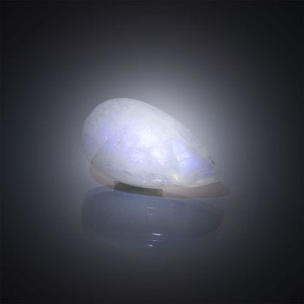 Pierre de lune blanche poire cabochon sur papier.
