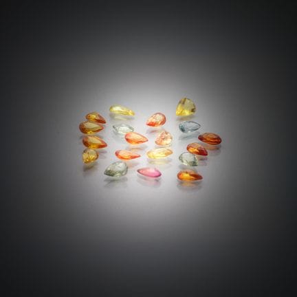 Lot de dix-neuf saphirs multicolores poires sur pa