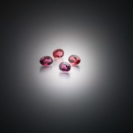 Lote de cuatro turmalinas rosas ovaladas sobre pap