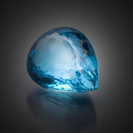 Topacio azul (Sky Blue) en forma de pera sobre pap