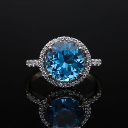Ring 4,87 ct. Topaz, Diamonds 585 Rose gold 14 kt.